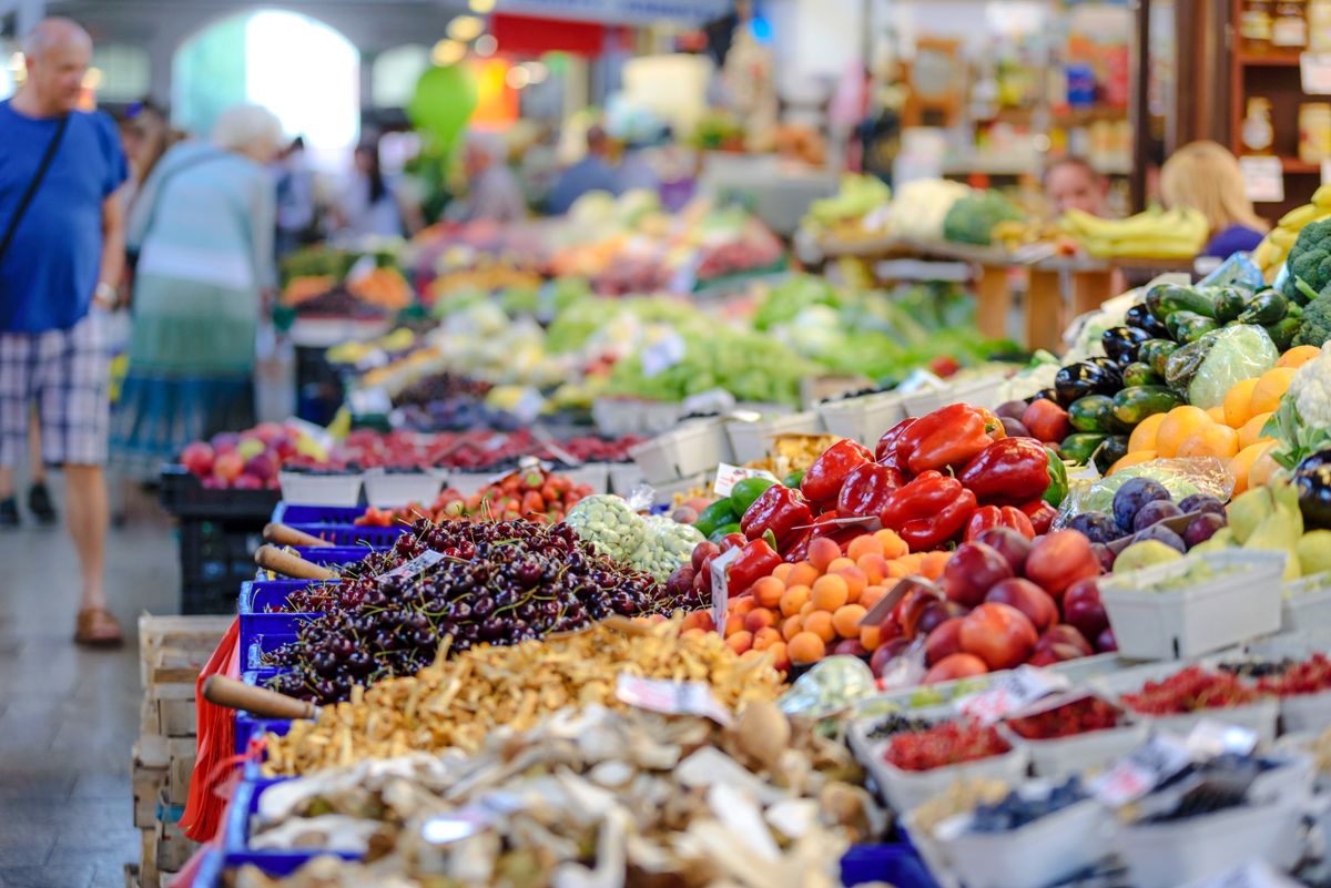 Colourful fruit and vegetables, whose colour comes from which light they absorb
